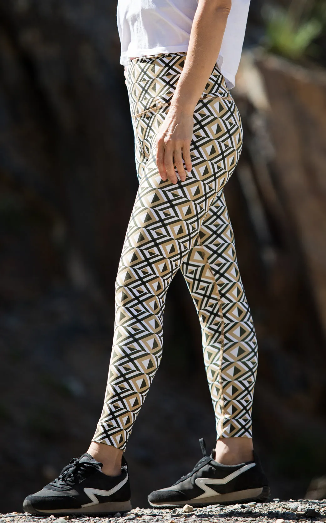 NEUTRAL PRINTED GEOMETRIC HIGH RISE LEGGING